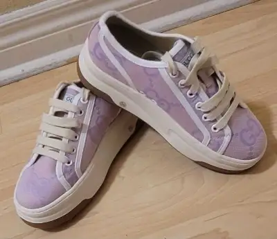 These are authentic, used Gucci Tennis 1977 sneakers in a delightful lilac colour,which is equivalen...