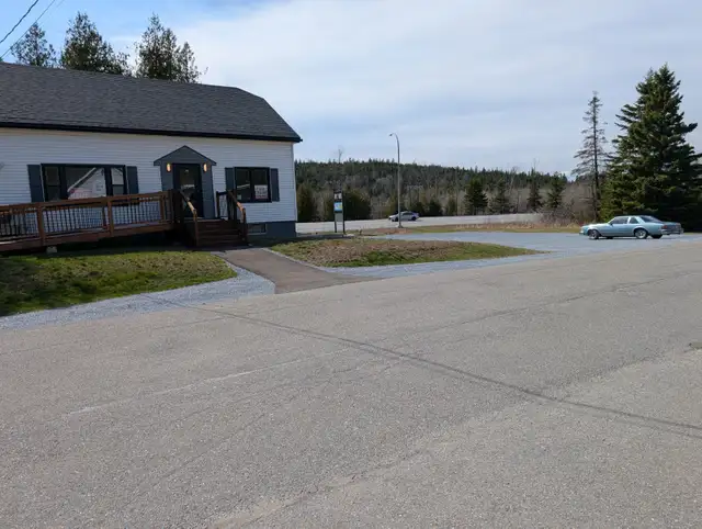 Prime Commercial Space - Retail or Professional Office in Commercial & Office Space for Rent in Saint John - Image 3
