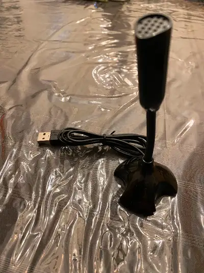 Microphone pour Ordinateur, se connecte au PC à l’aide du câble USB ; Tout neuf jamais utilisé.