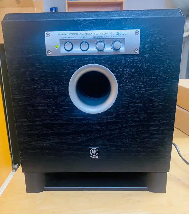 YAMAHA POWERED SUBWOOFER (Mint)