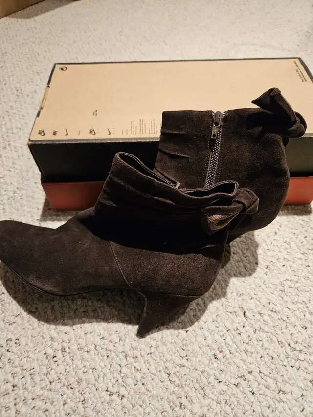 Leather ladies boots in Women's - Shoes in City of Toronto - Image 4