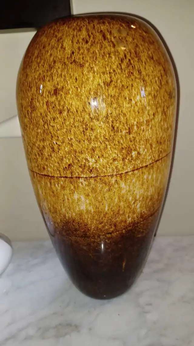 15"T Vintage Hand-blown Tall Amber Brown Cased Art Glass Vase in Home Décor & Accents in Calgary - Image 2