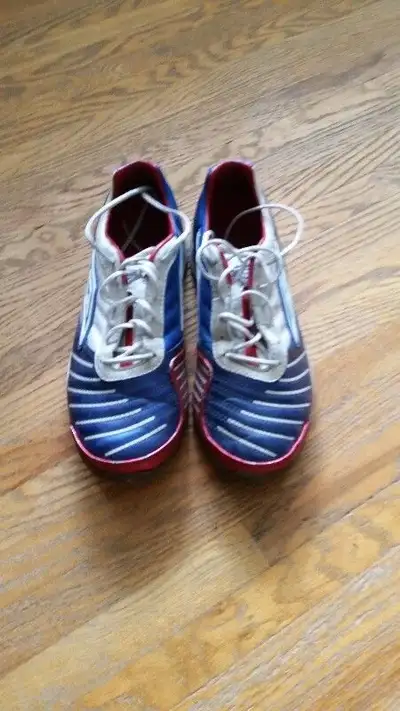 ***UMBRO Indoor Soccer Shoes - Youth Size 8 *** Good Condition. If interested, please make an offer....