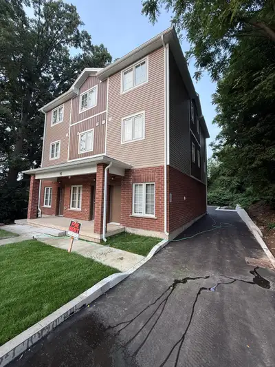 Welcome to 3-95 Elgin Street North! Be the very first to live in this beautifully finished, brand ne...