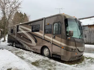 Freighliner Chassé, cat engine, big generator AC, 182000km. Needs some love Been a great unit, espec...
