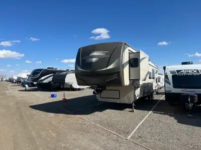 2016 Starcraft Solstice (Arctic Package) — 5-Slide Fifth Wheel Wide-body fifth wheel with a massive...