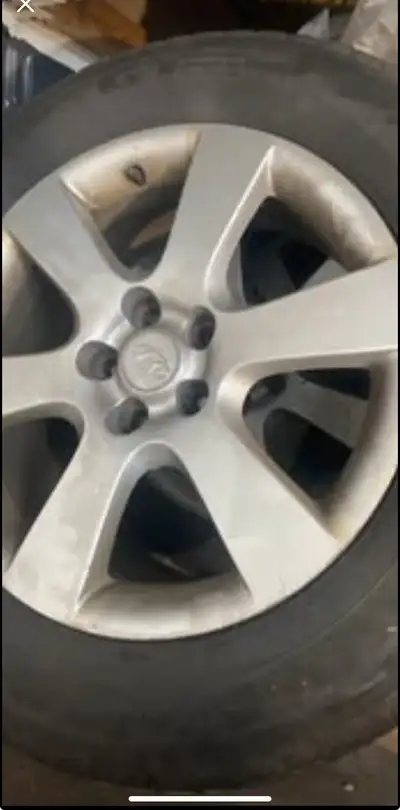 Roues d'aluminium 18 poucecen bonne état bolt pattern 5x114.3 pneus pas bon était sur Nissan ,Hyndai...