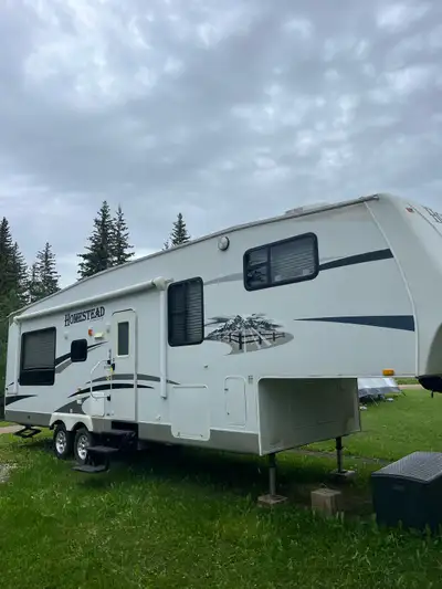 5th wheel trailer . Decent shape, ready to go. Everything works, no leaks. 2 slides, rear living roo...