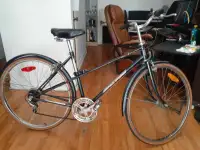 Vélo vintage et exerciseur d'entrainement à Montréal