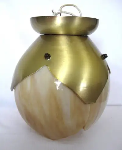 LAMPE PLAFONNIER LAITON et VERRE VINTAGE STYLE TULIPE c. 1960 Elle mesure 9 pouces incluant la base,...