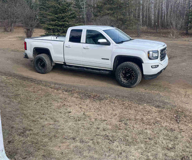 2017 gmc seirra 4X4 in Cars & Trucks in Prince Albert