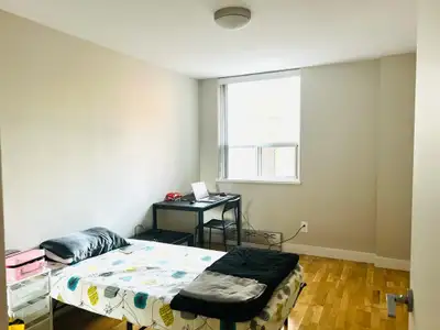 Spacious Room - July - Queens & Jameson