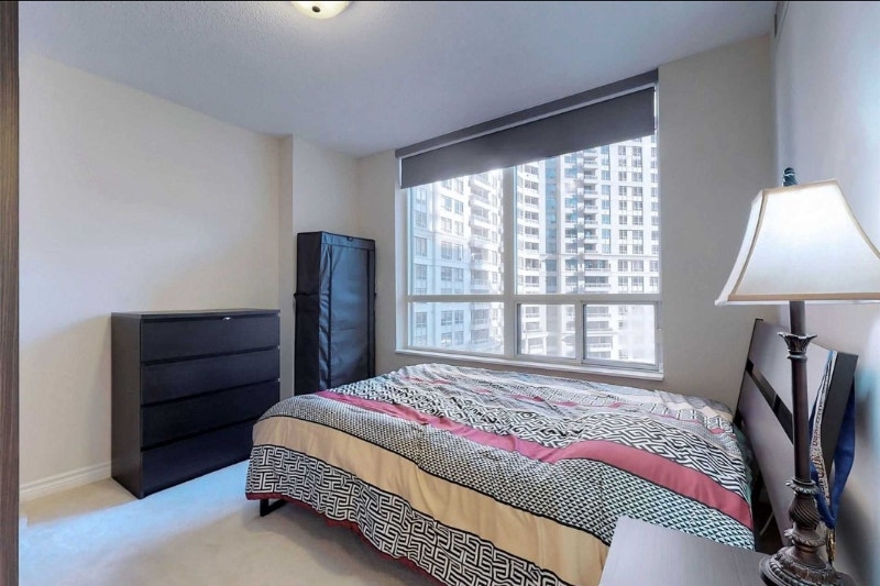 Room for Rent with ensuite Washroom in the heart of Mississauga Room