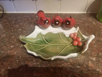 This used cardinal dish features a beautiful holly leaf design and three perched cardinals, perfect...