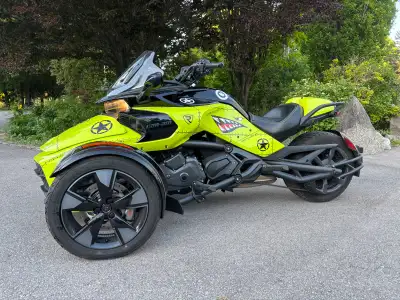 2022 Spyder F3-S Special Edition with automatic transmission and 3100km only. In excellent condition...