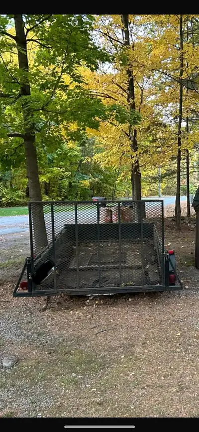 5x10 2000 lb axel Needs new wood deck boards