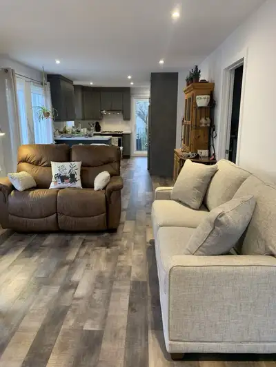 Grand 5 1/2 rénové entièrement en 2023, Immeuble avec grande cour, au premier étage, près de tous le...