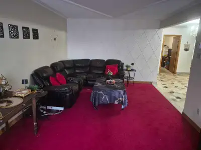 Je sous-loue un grand 5 et 1/2 situé au rez de chaussée Avec très grand salon une grande hall 3 cham...