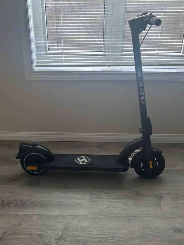 ZD01 E SCOOTER (BATTERY DEAD) *BATTERY INCLUDED* in eBike in Edmonton - Image 2