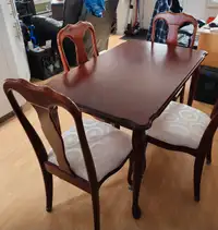 Belle Table de cuisine avec 4 chaises couleur genre bourgogne 