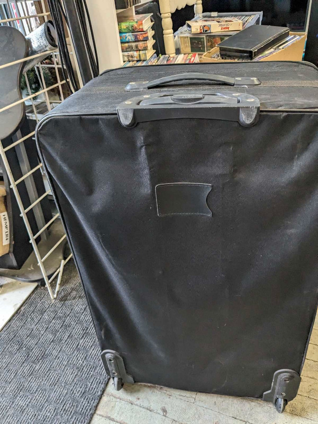 Grande valise à roulettes dans Ventes de garage  à Ville de Montréal - Image 3