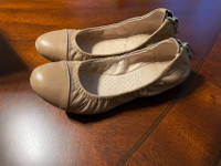 RUDSAK leather ballerina flats/ ballerines en cuir.
