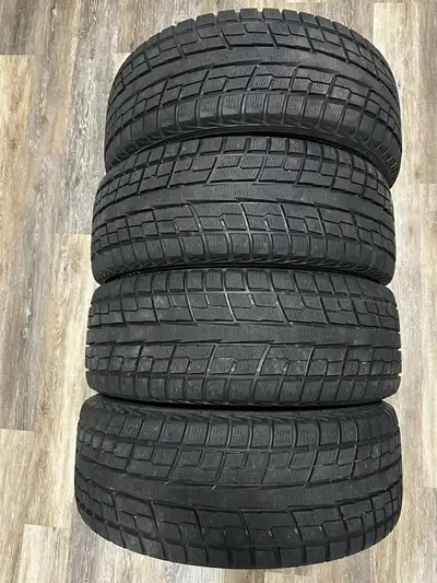 4 pneus d’hiver sans jantes, marque Yohohama, modèle Ice Guard IG51V dimension 225/55/18. Épaisseur...