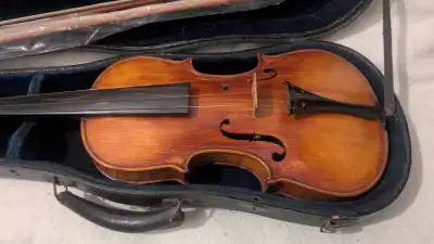 Violon avec deux Crain et casing Besoin réparation mineur Fait une offre ( raisonnable) + que 100$ T...