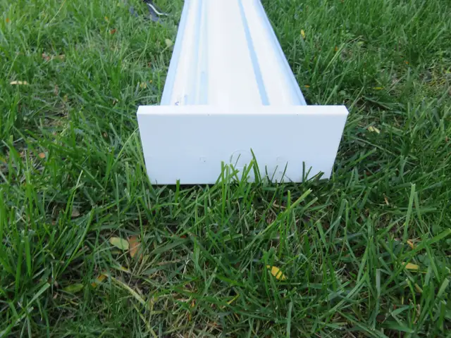 Fluorescent Lamp Fixture 4ft in Indoor Lighting & Fans in City of Toronto - Image 4