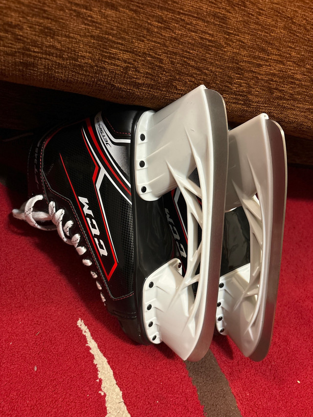 Skates Size: 9 in Skates & Blades in Mississauga / Peel Region - Image 3