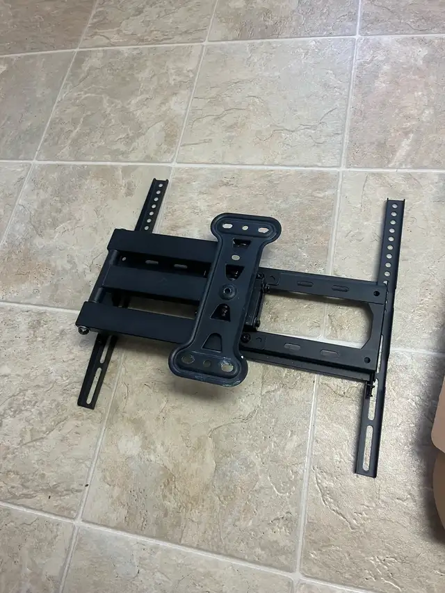  TV wall mount in Video & TV Accessories in Ottawa - Image 3