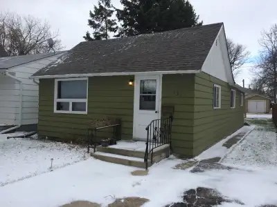 IF THE ADD IS STILL UP IT IS STILL AVAILABLE This is a clean 2 bedroom house located in portage la p...