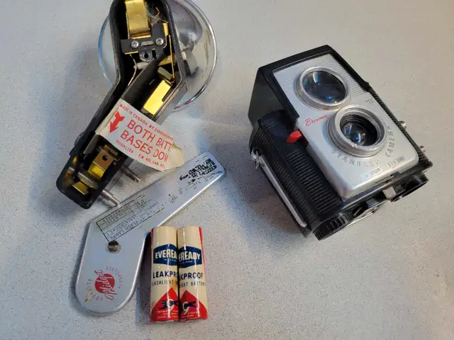 Brownie Starflex Camera w flash unit and batteries 63683058316675122