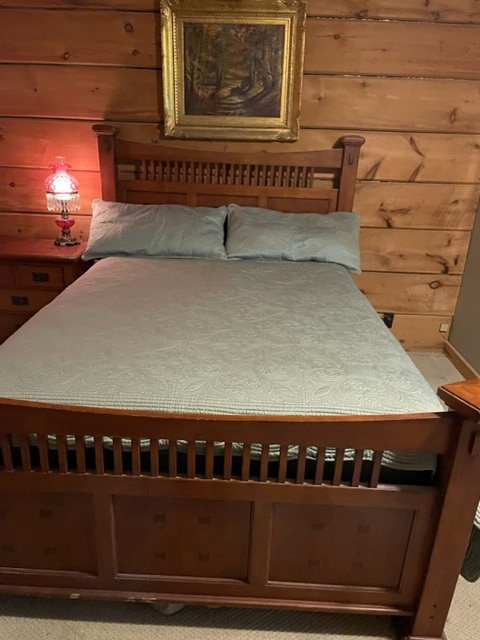 King size bedspread, 4 king pillows, pillow shams in Bedding in Chatham-Kent