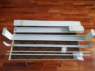 6POLES RIDEAUX EN MÉTAL BLANC 2à4PIEDS LONGS+CROCHETS $5.00CHACU, View more