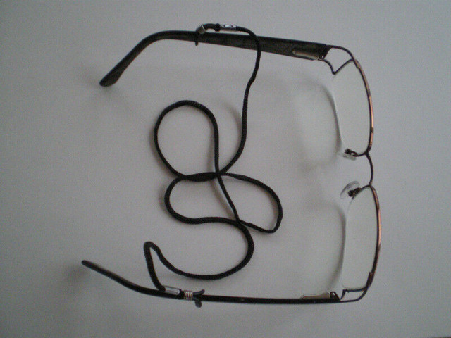 ★ eyewear nylon cord reading glasse eyeglass holder neck strap + dans Vêtements, chaussures et accessoires  à Laval/Rive Nord - Image 2