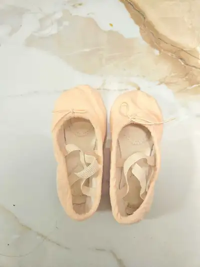 Pink canvas ballet slippers for around 5 years old, used only 3 times Perfect for beginners, these s...