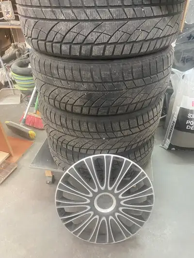 Set de 4 pneus d'hiver très bon état montés sur RIM. Prix demandé 400$. Ils étaient utilisés sur un...