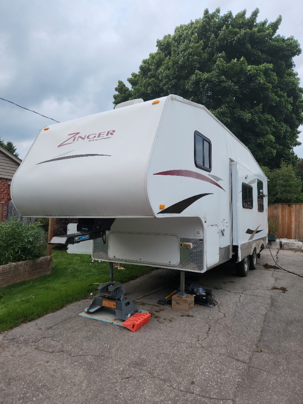 Zinger Fifth Wheel ZF25BH for sale in Travel Trailers & Campers in Oakville / Halton Region