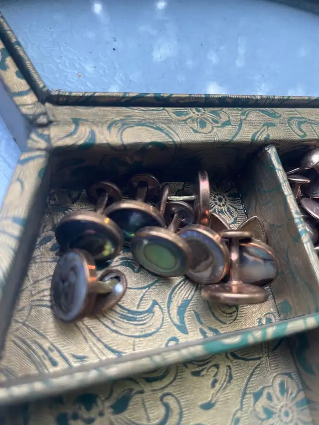 Nice box with mother pearl buttons  in Hobbies & Crafts in Owen Sound - Image 5