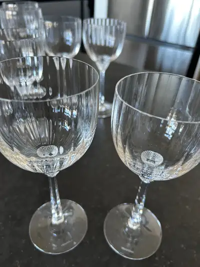 11 verres à vin vintage (années 90) : 5 à vin rouge, 6 à vin blanc. Peuvent être vendus en lot (tous...