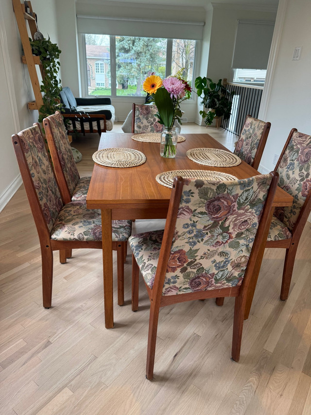 High chair teak (floral upholstery) - 6 chairs only dans Vaisselle et articles de cuisine  à Longueuil/Rive Sud - Image 3