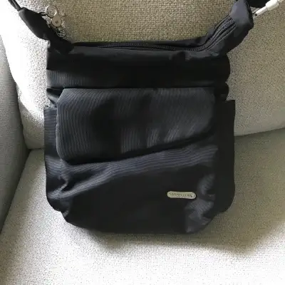 Travelon Anti-Theft Crossbody Messenger Bag in Black. It's in good condition, gently used. This bag...