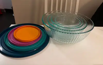 Pyrex bowls with lids (set of 4), View more