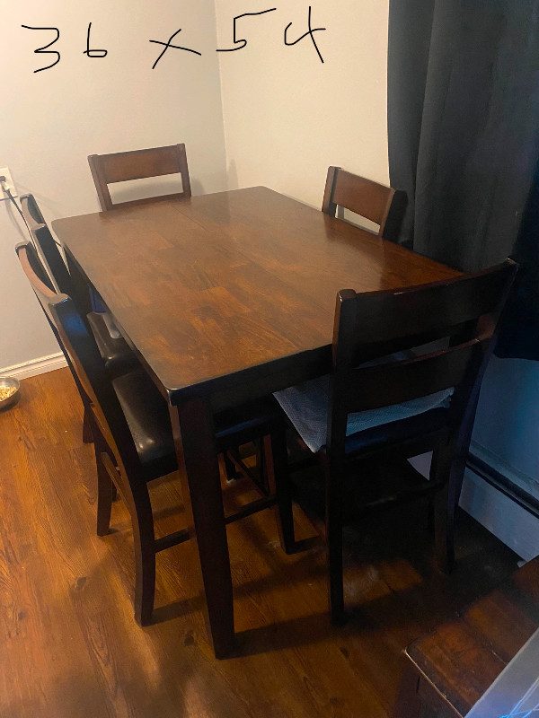 Gently used Dining Table with 1 Leaf | Dining Tables & Sets | London |  Kijiji
