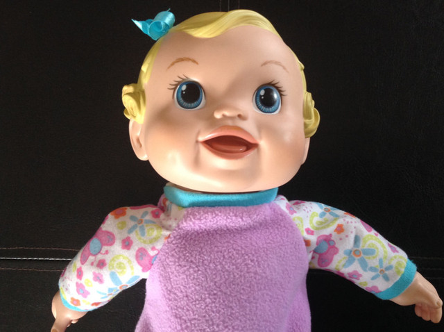 2009 Hasbro - Baby Alive Bouncing Babbles Doll in Arts & Collectibles in Ottawa - Image 3