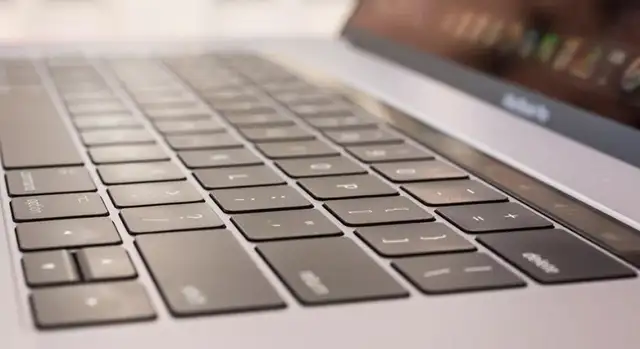 Macbook Pro 2017 Touchbar avec 16Gb, Condition impeccable in Laptops in City of Montréal - Image 3