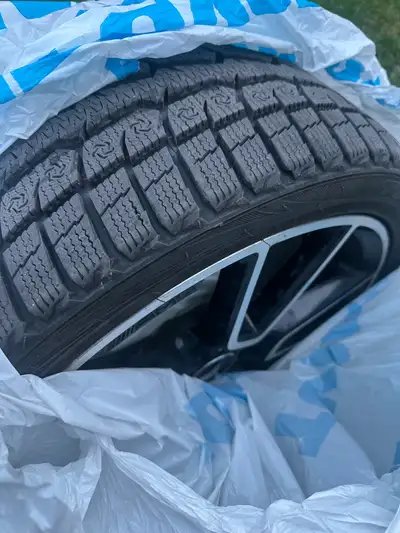 4 pneus d'hiver 225/40R19 avant 255/35R19 arrière comme neuf presque jamais roulé sur mags Mercedes...
