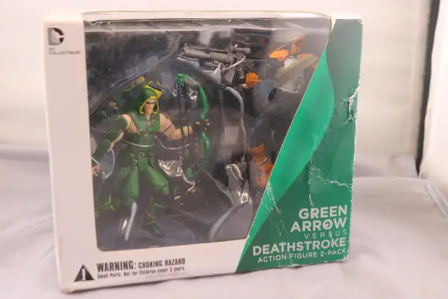Green Arrow Vs Deathstroke Action Figure 2-Pack -(#42110-1) in Arts & Collectibles in City of Halifax - Image 2