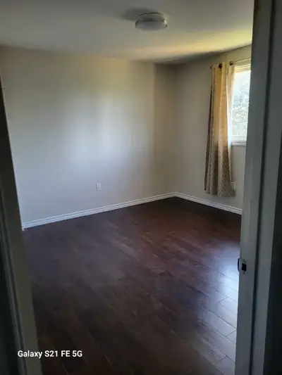Available November 1st Master bedroom in town house with 3 other guys. All working/gamers. Oakview A...